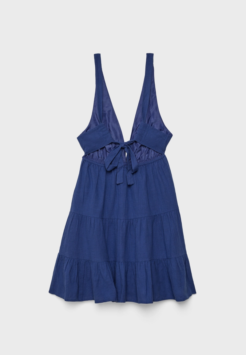 Короткое платье с V-образным вырезом