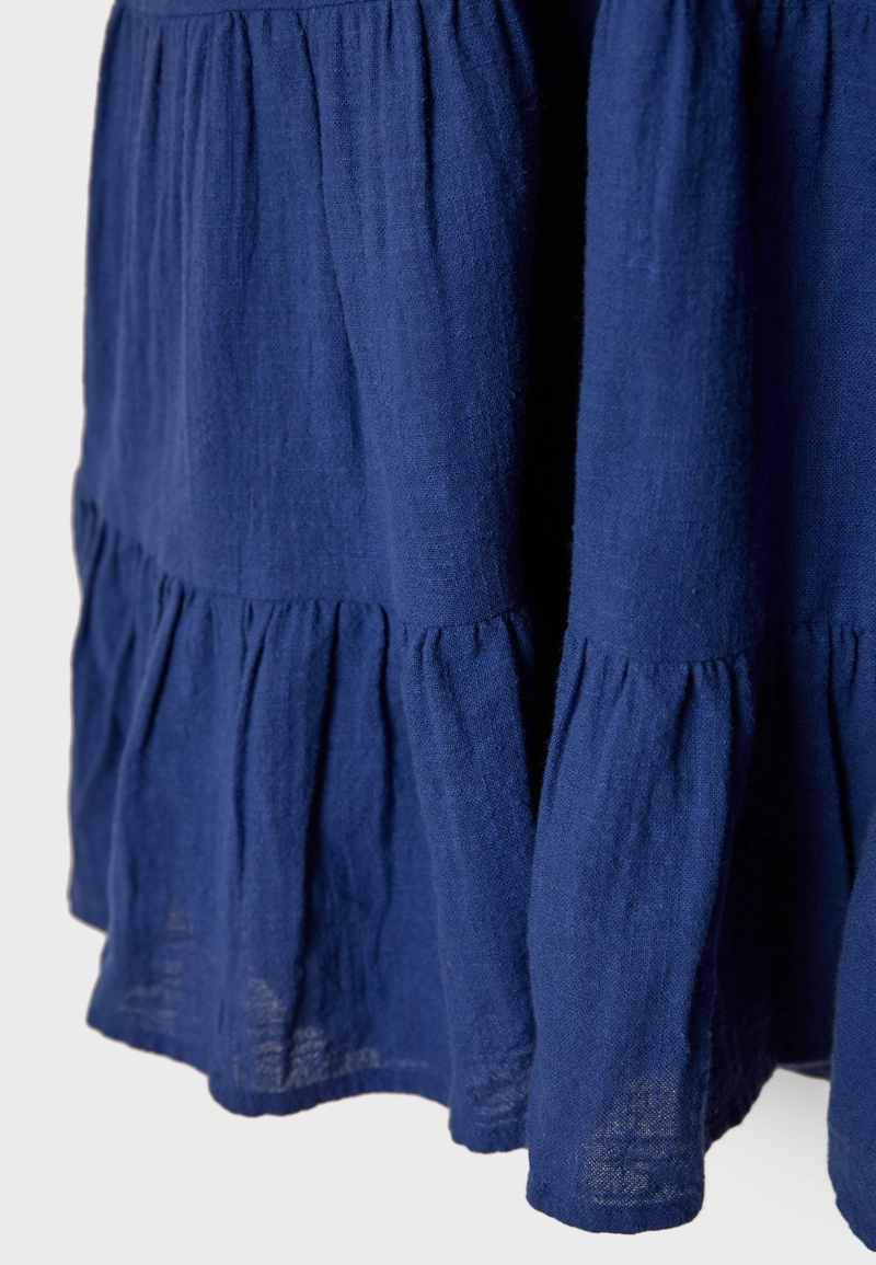 Короткое платье с V-образным вырезом