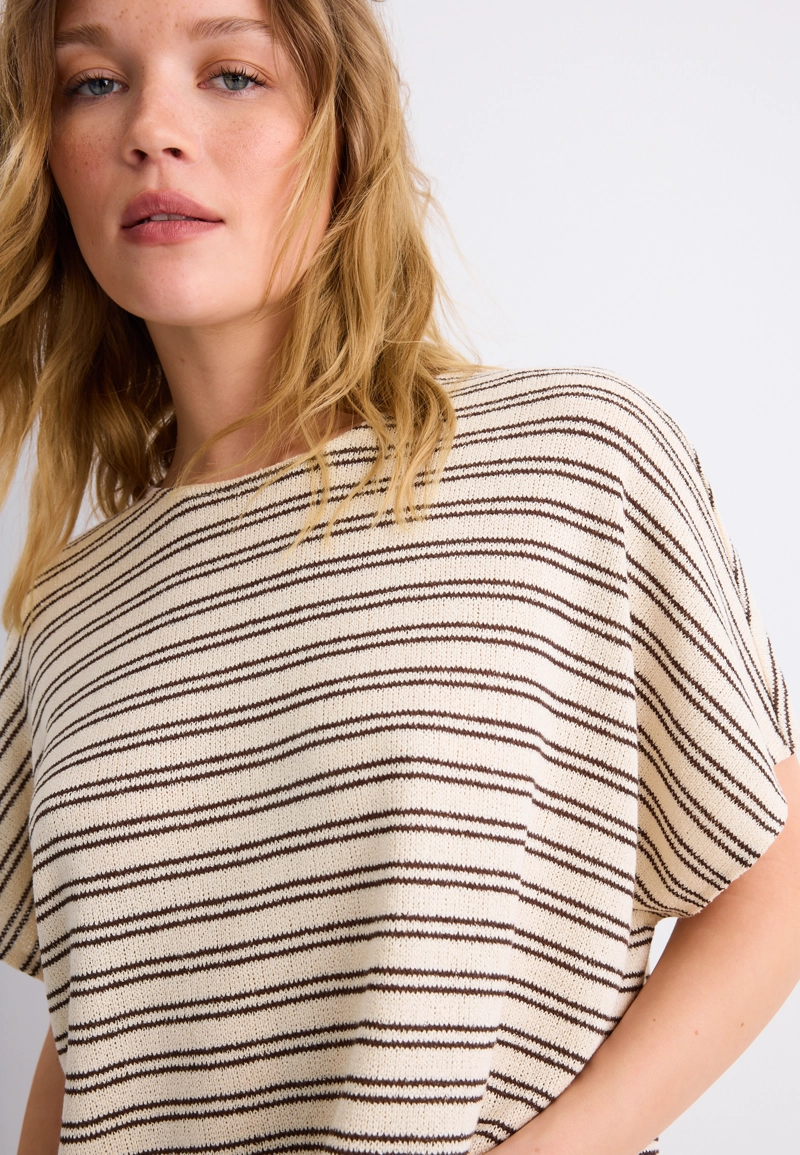 Футболка в полоску с эффектом накидки