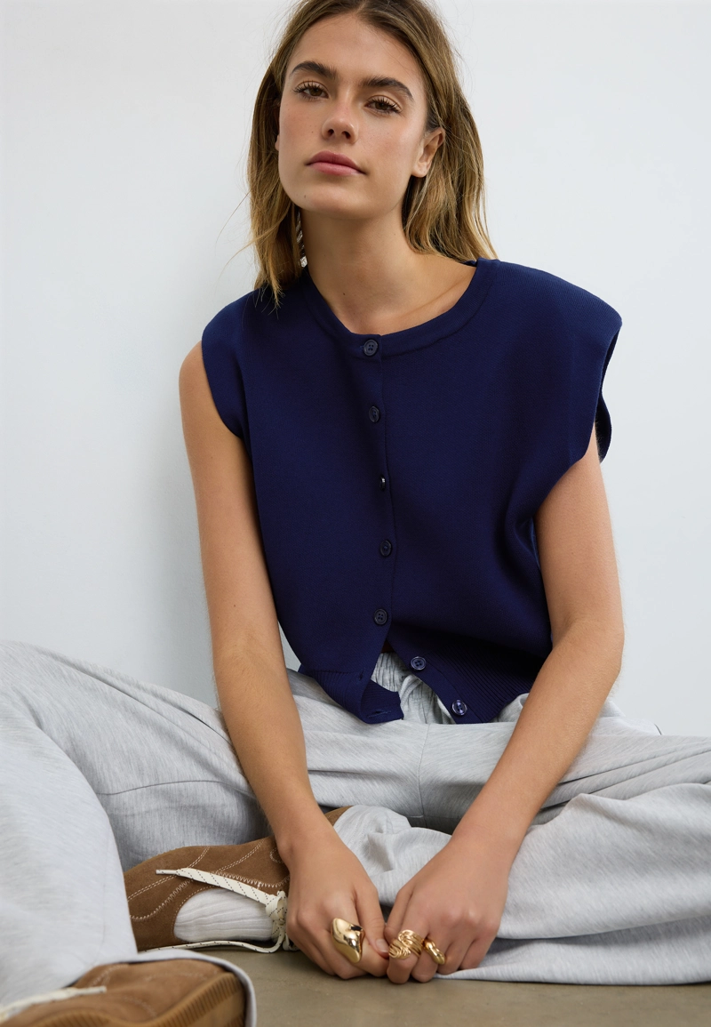 Вязаный жилет с подплечниками