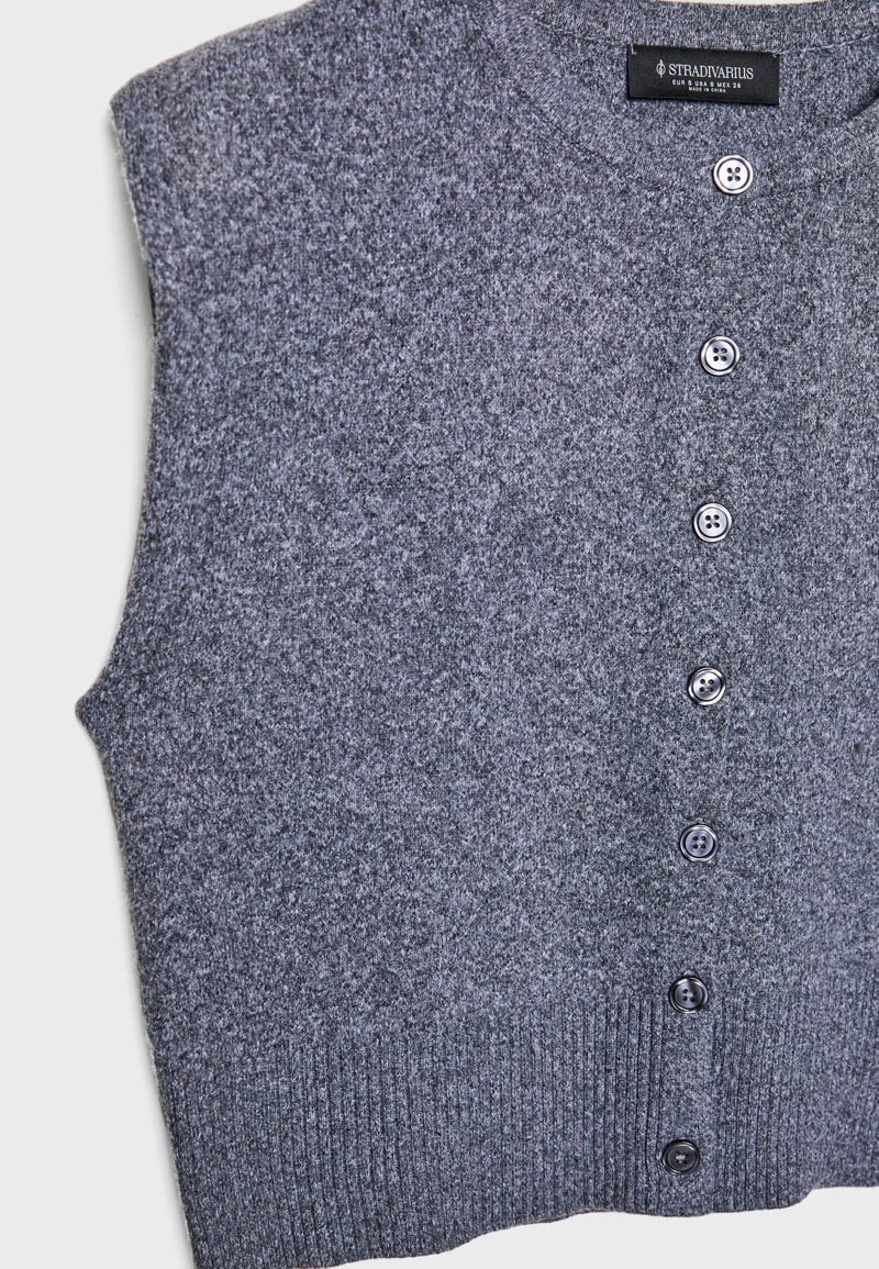 Трикотажный жилет с подплечниками