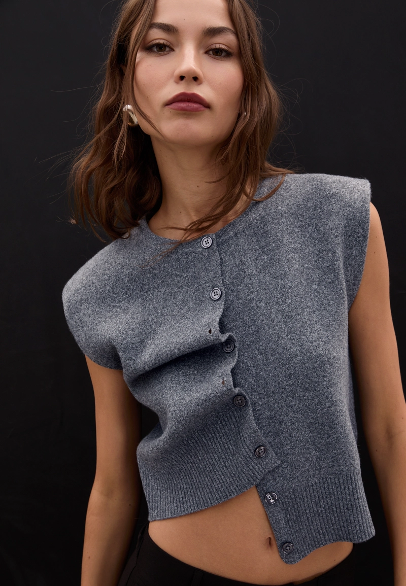 Трикотажный жилет с подплечниками