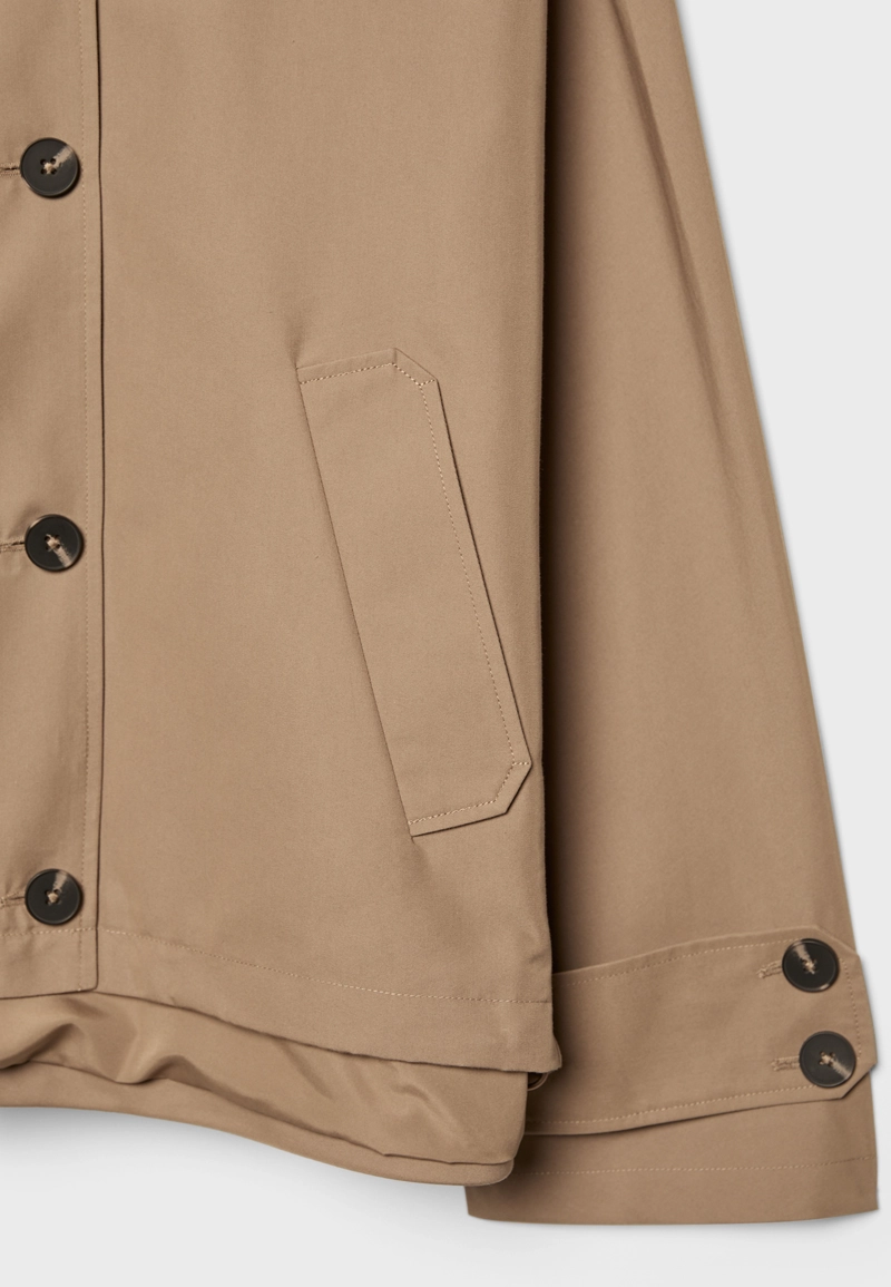 Укороченный объемный тренч с капюшоном