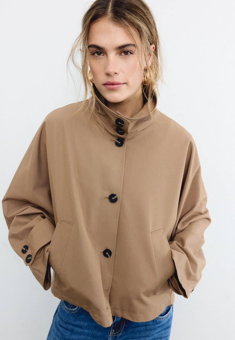 Укороченный объемный тренч с капюшоном