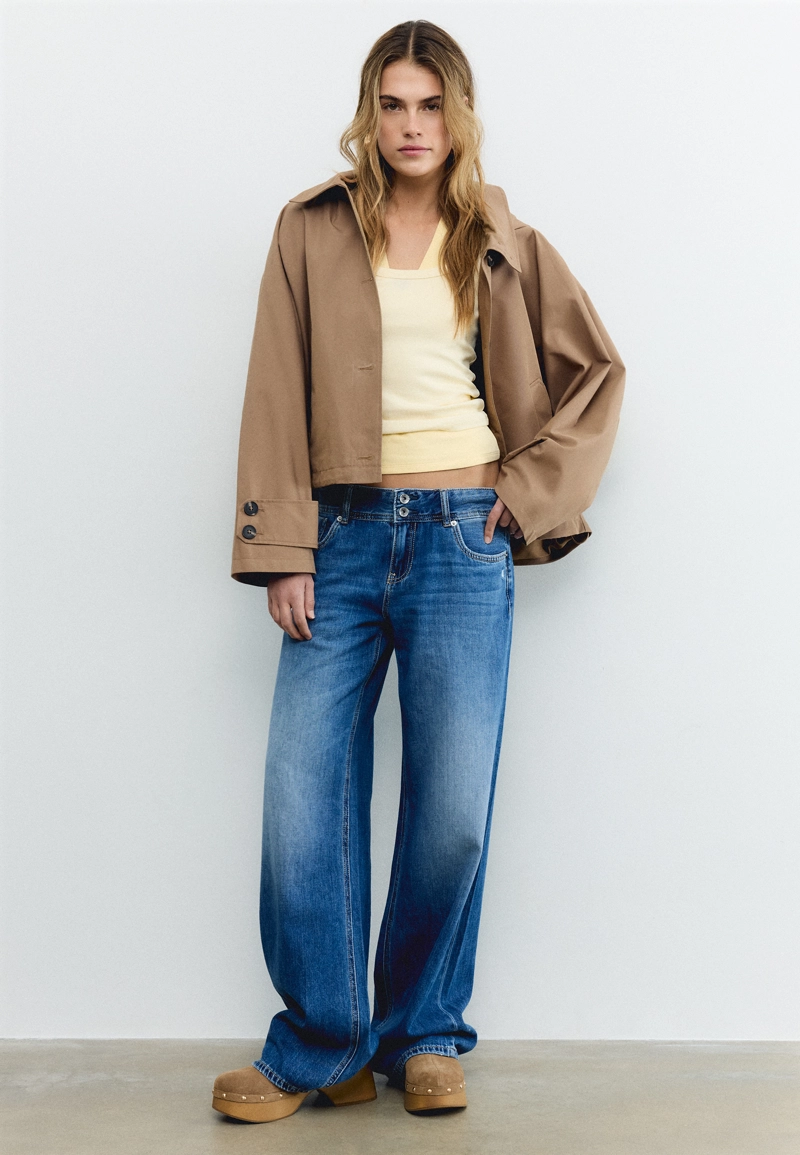 Укороченный объемный тренч с капюшоном