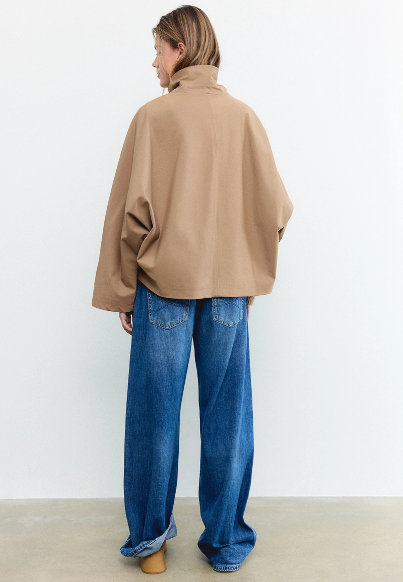 Укороченный объемный тренч с капюшоном