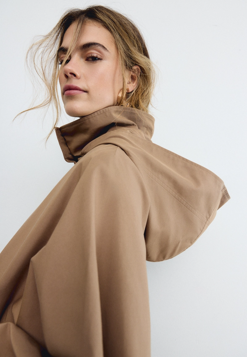 Укороченный объемный тренч с капюшоном