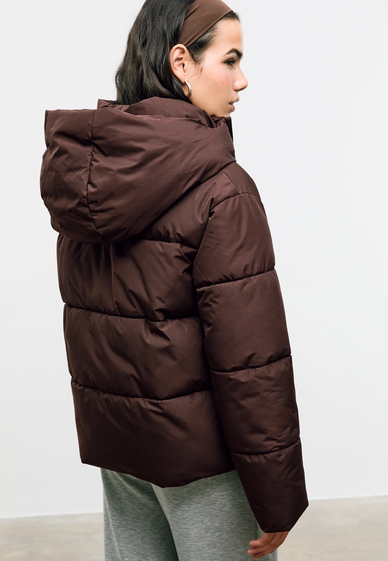 Базовая стеганая куртка с капюшоном