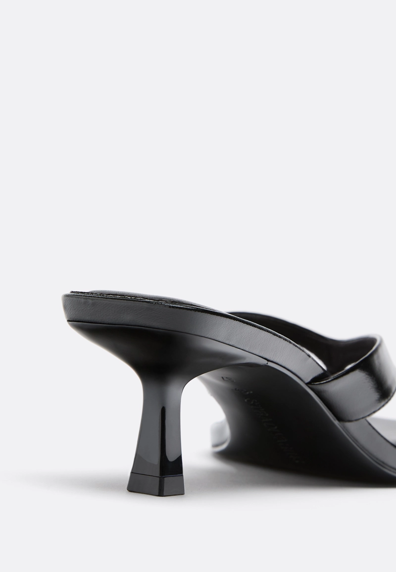 Босоножки-стринги на каблуке