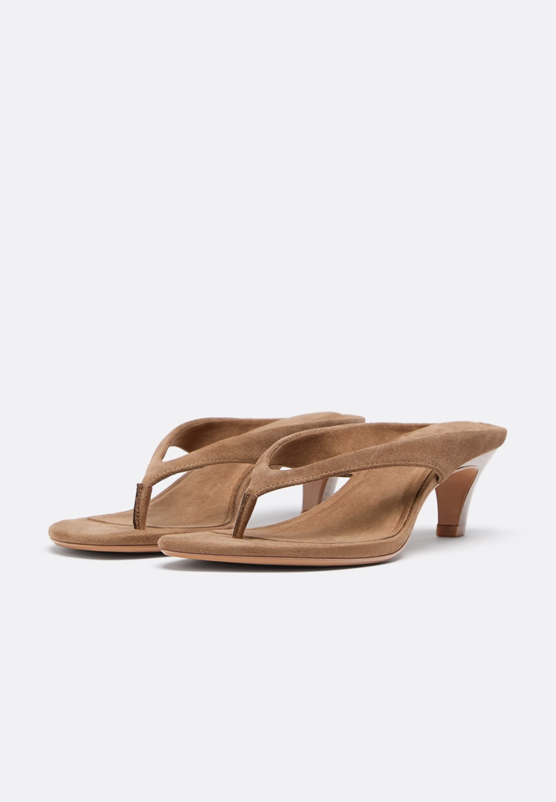 Кожаные босоножки на каблуке с перемычкой между пальцами