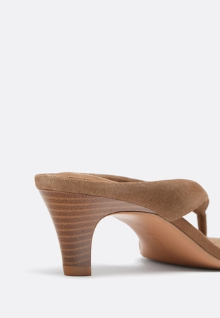 Кожаные босоножки на каблуке с перемычкой между пальцами- Заказать в России