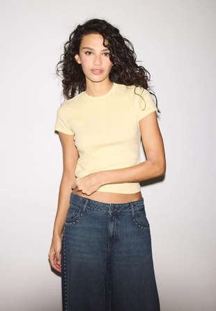 Базовая футболка с короткими рукавами и круглым вырезом- Заказать в России