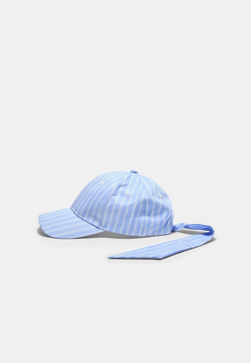 Кепка в полоску с бантом