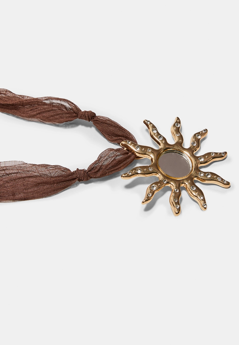 Колье с плетеным шнурком и подвеской-солнцем