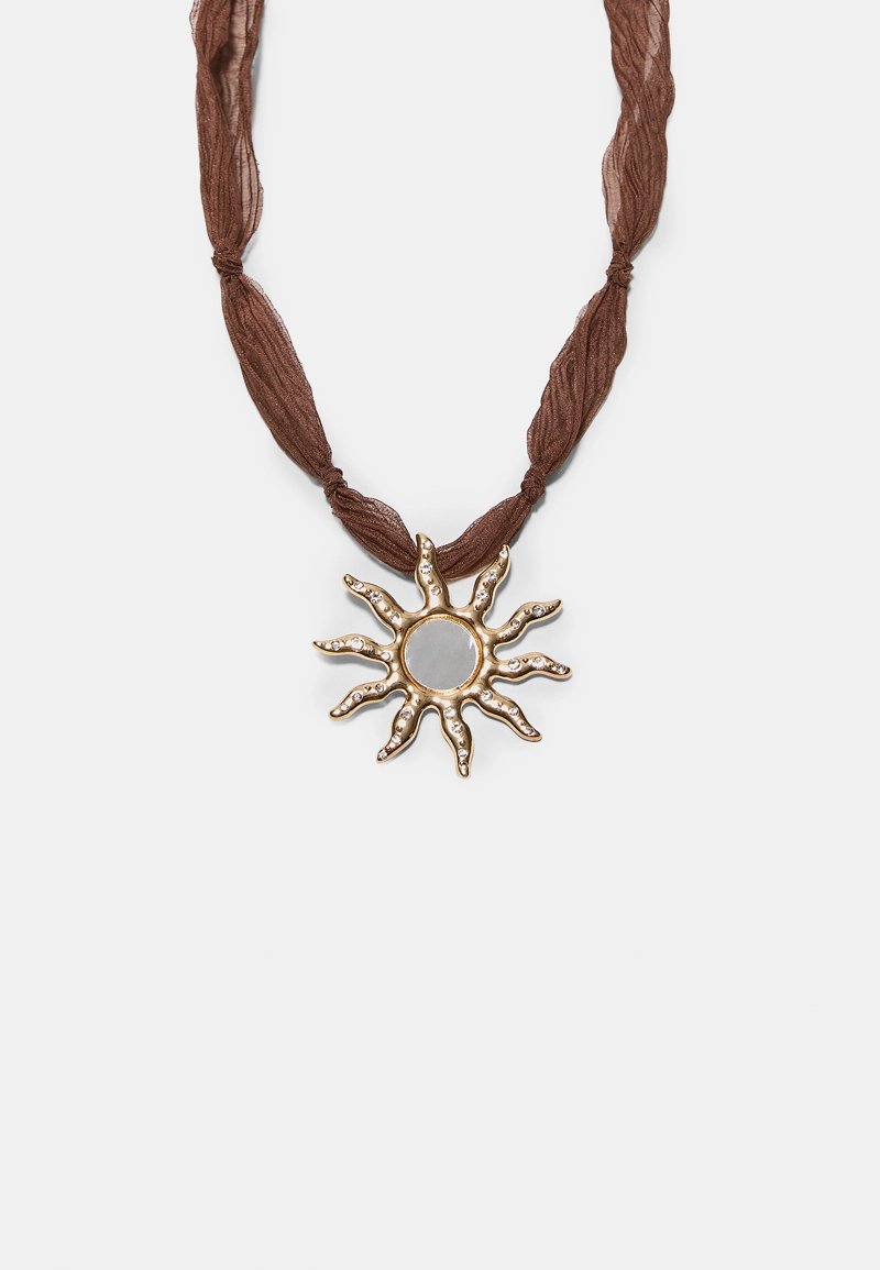 Колье с плетеным шнурком и подвеской-солнцем