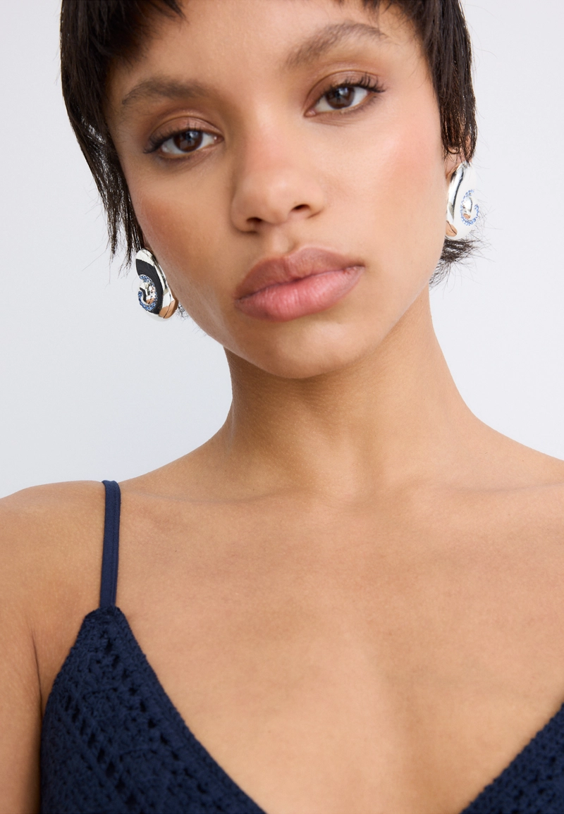 Серьги-ракушки с блестящей отделкой