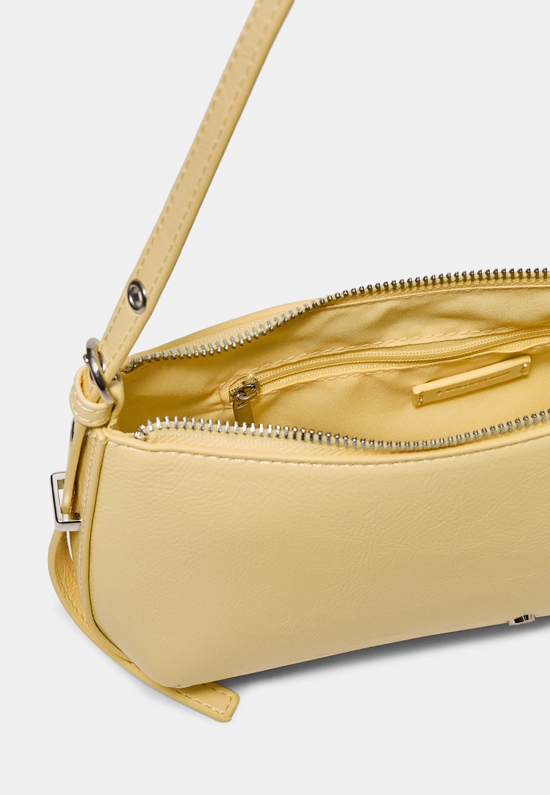 Удлиненная сумка на плечо с люверсами