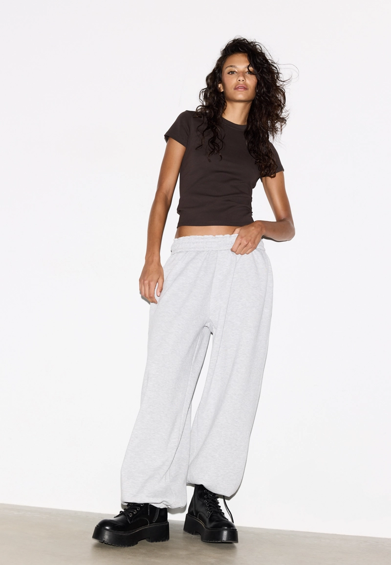 Базовая футболка с короткими рукавами и круглым вырезом