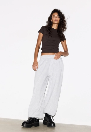 Базовая футболка с короткими рукавами и круглым вырезом- Заказать в России