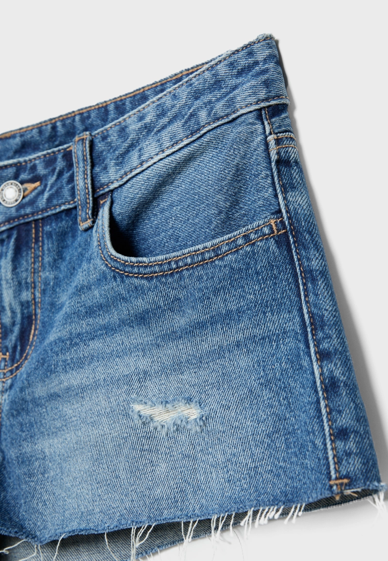 Рваные джинсовые шорты