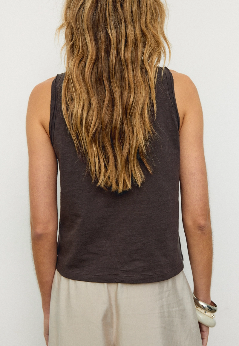 Укороченная майка с вышивкой и заклепками