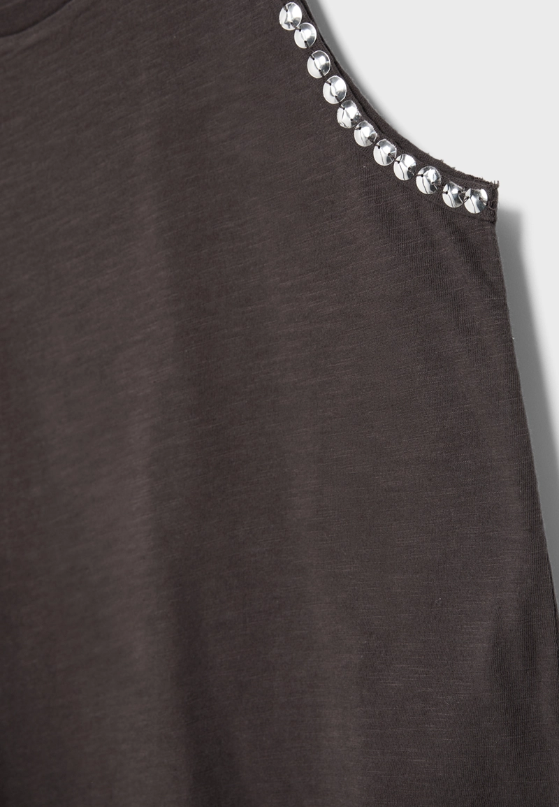 Укороченная майка с вышивкой и заклепками