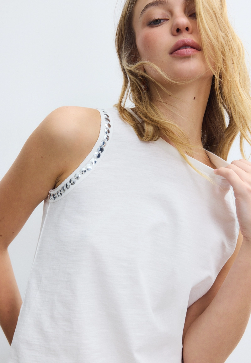 Укороченная майка с вышивкой и заклепками