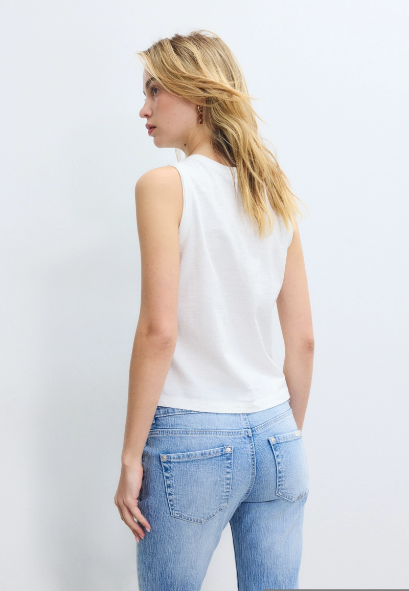 Укороченная майка с вышивкой и заклепками