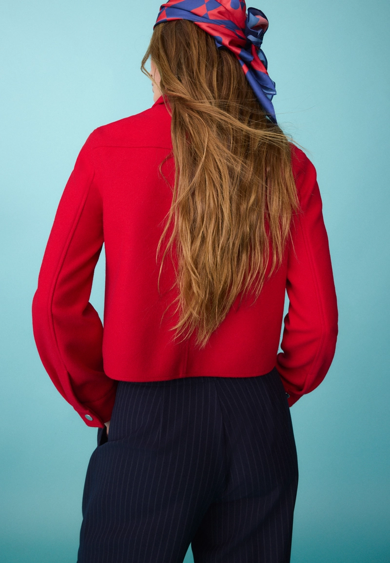 Укороченная куртка из мягкой ткани