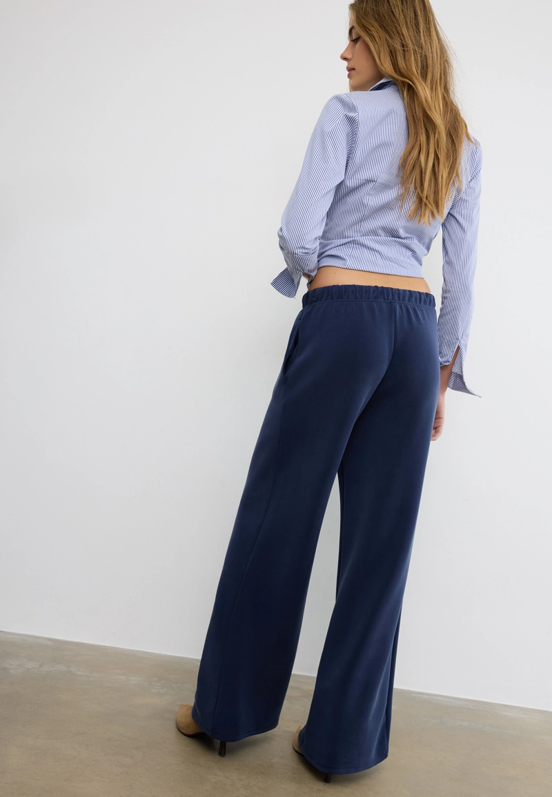 Мягкие джоггеры свободного кроя с отстрочкой