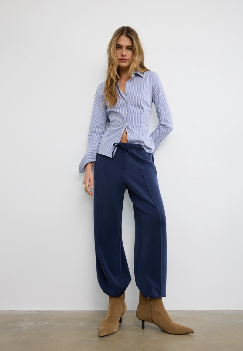 Мягкие джоггеры свободного кроя с отстрочкой