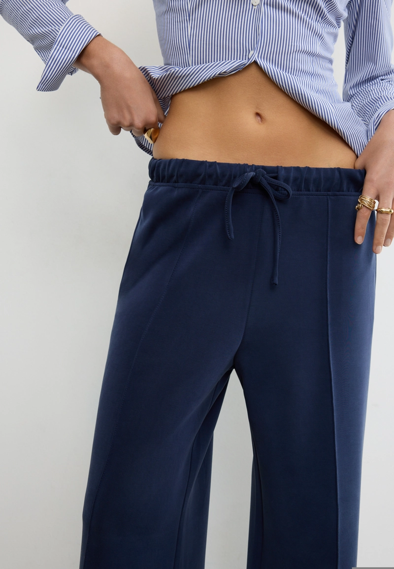 Мягкие джоггеры свободного кроя с отстрочкой