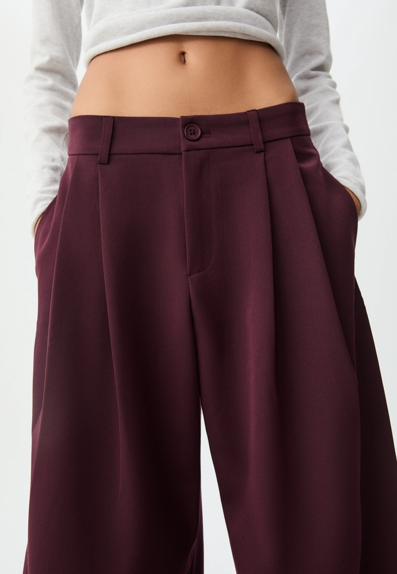 Классические брюки широкого кроя с защипами