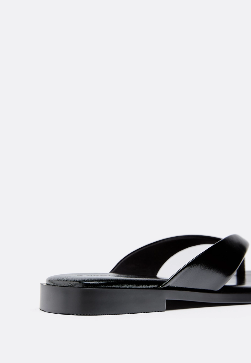 Сандалии-стринги на плоской подошве