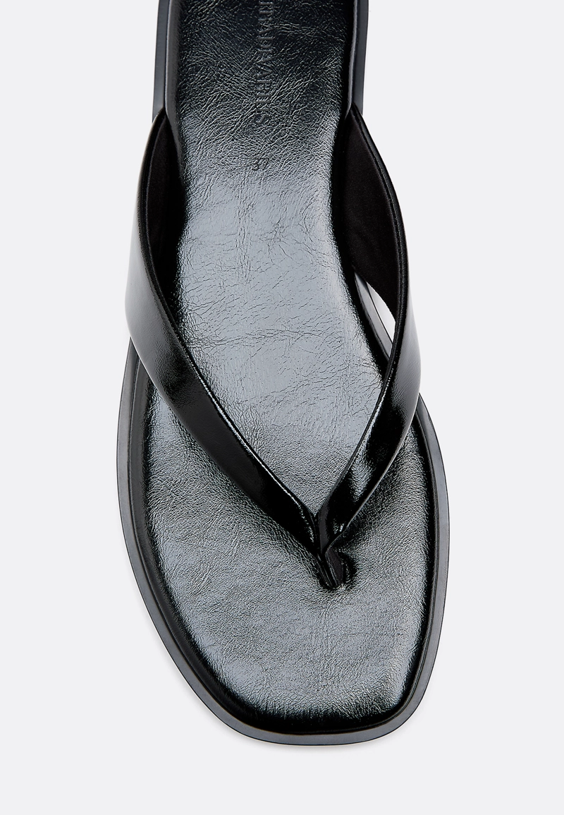 Сандалии-стринги на плоской подошве