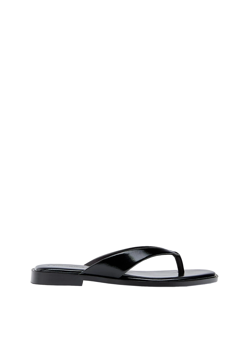 Сандалии-стринги на плоской подошве