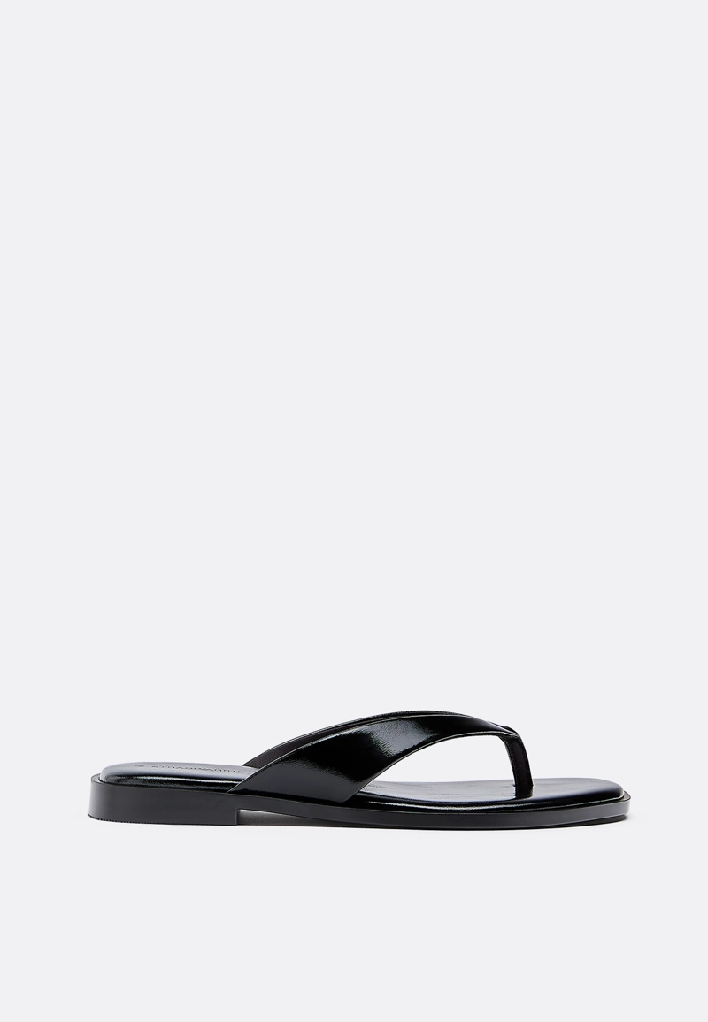 Сандалии-стринги на плоской подошве