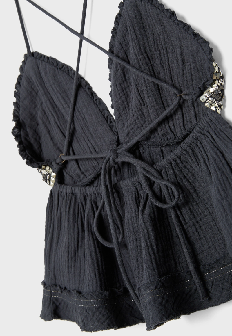 Топ с воланами и бусинами