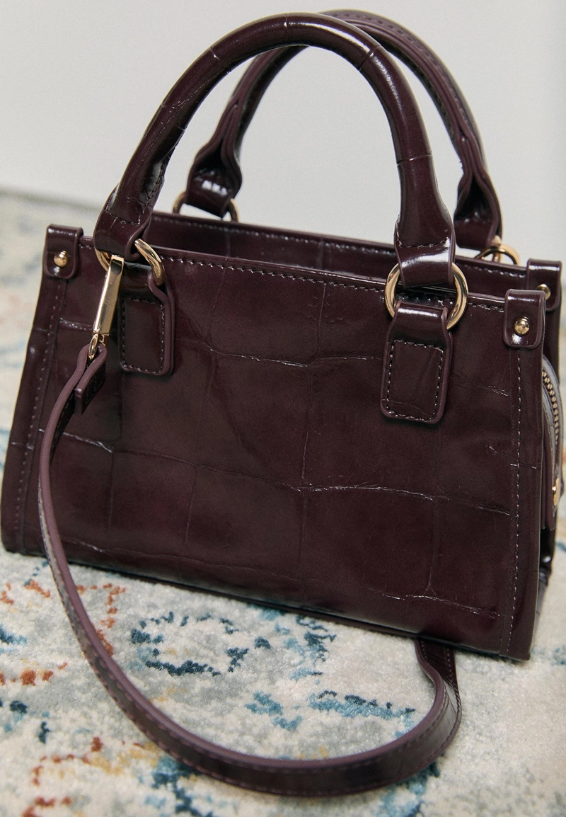 Мини-сумка тоут через плечо с тиснением под крокодиловую кожу