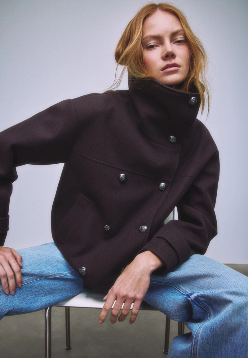 Куртка с высоким воротником и мягкой текстурой