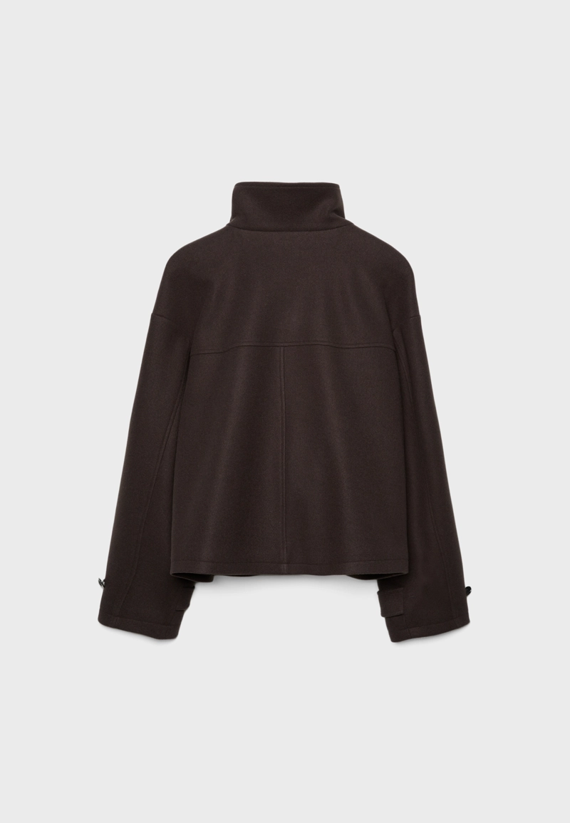 Куртка с высоким воротником и мягкой текстурой