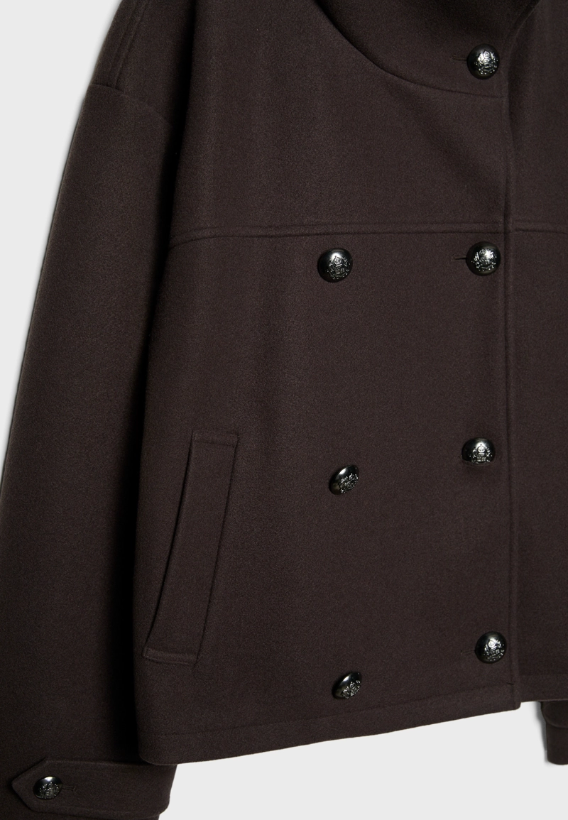 Куртка с высоким воротником и мягкой текстурой