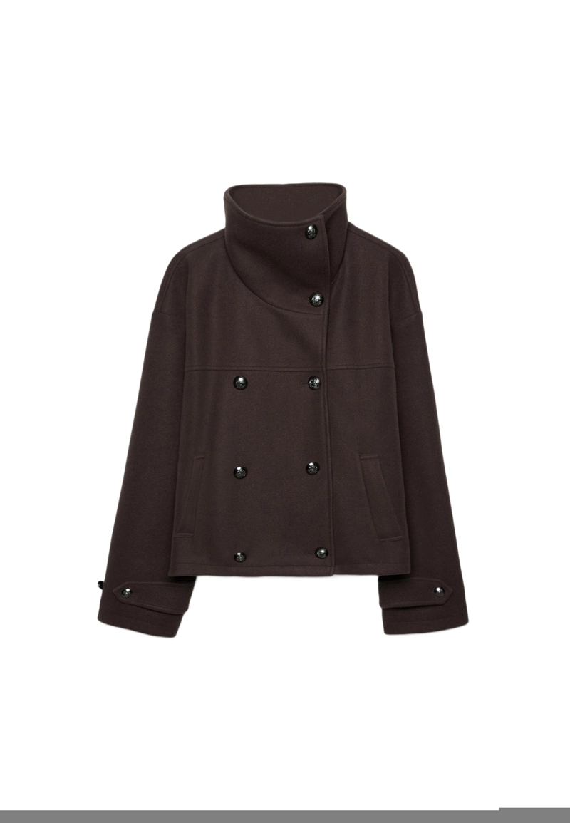 Куртка с высоким воротником и мягкой текстурой