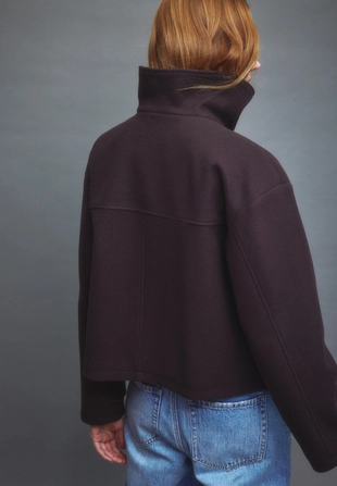 Куртка с высоким воротником и мягкой текстурой- Заказать в России