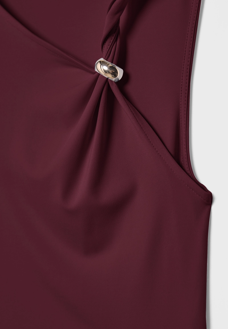 Асимметричная футболка с металлической пряжкой