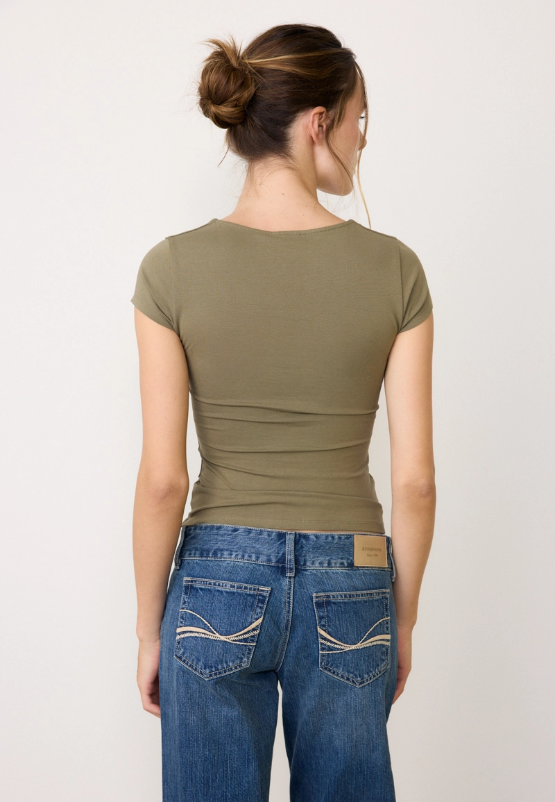 Футболка с короткими рукавами и V-образным вырезом