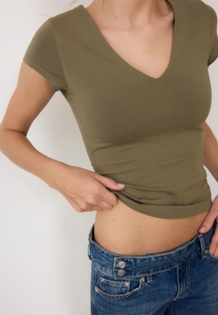 Футболка с короткими рукавами и V-образным вырезом- Заказать в России