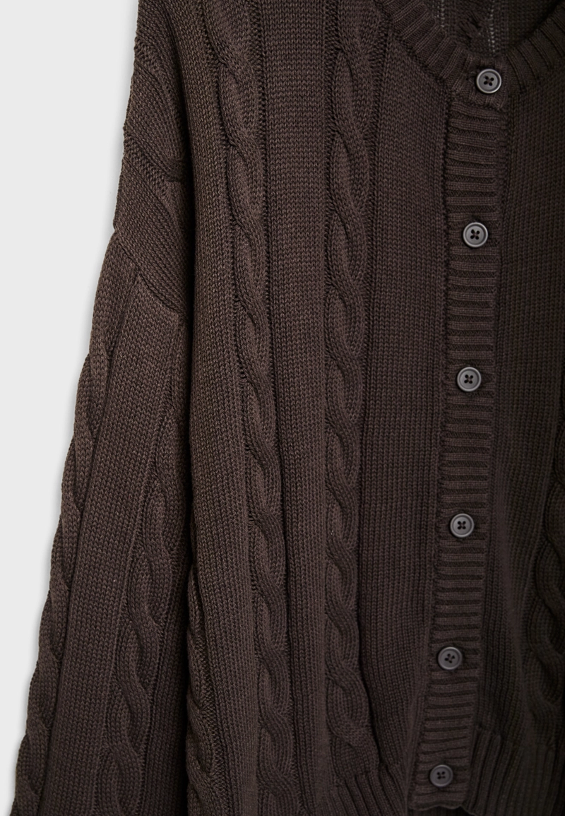 Вязаный кардиган с косами на пуговицах