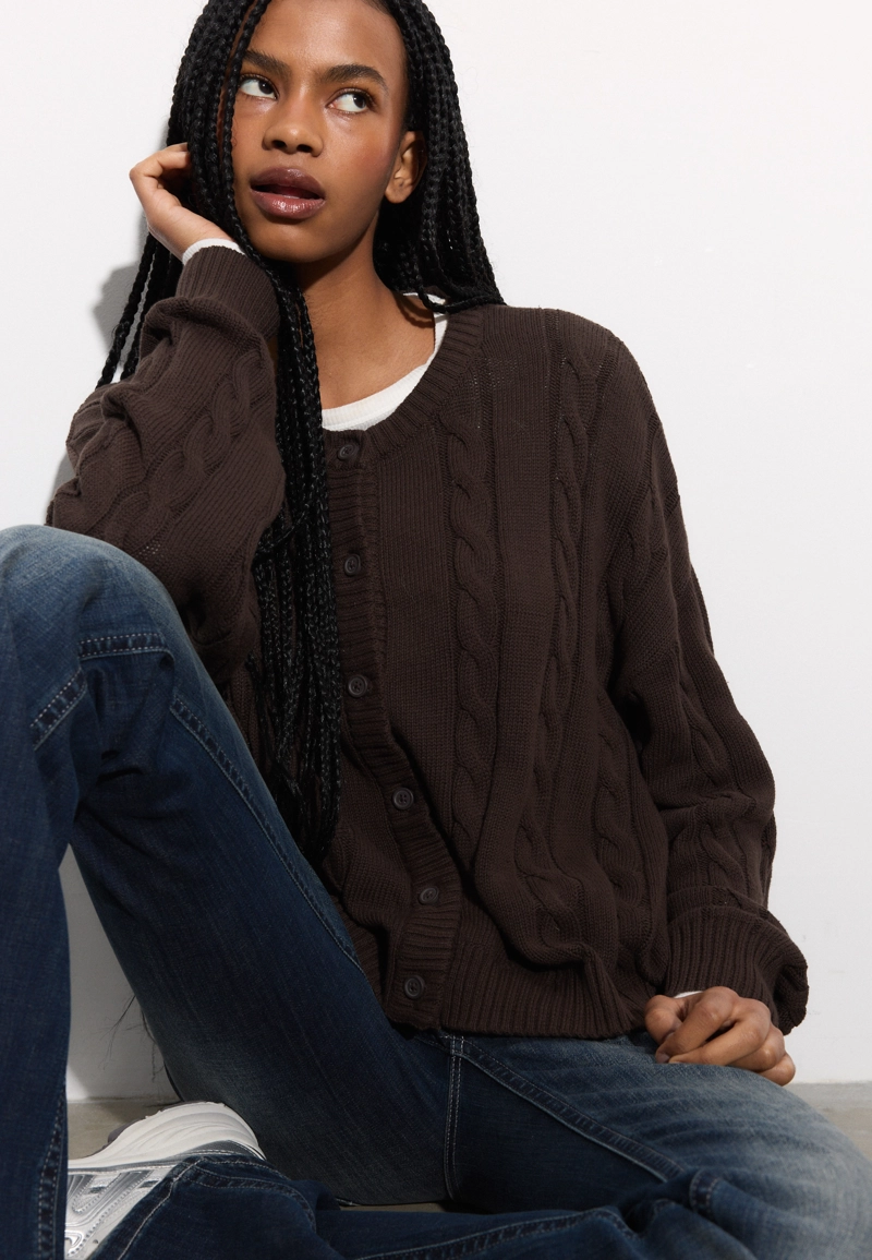 Вязаный кардиган с косами на пуговицах