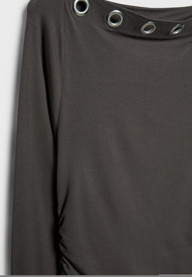 Футболка асимметричная с люверсами